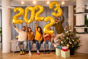 friends with 2023 new year’s balloons